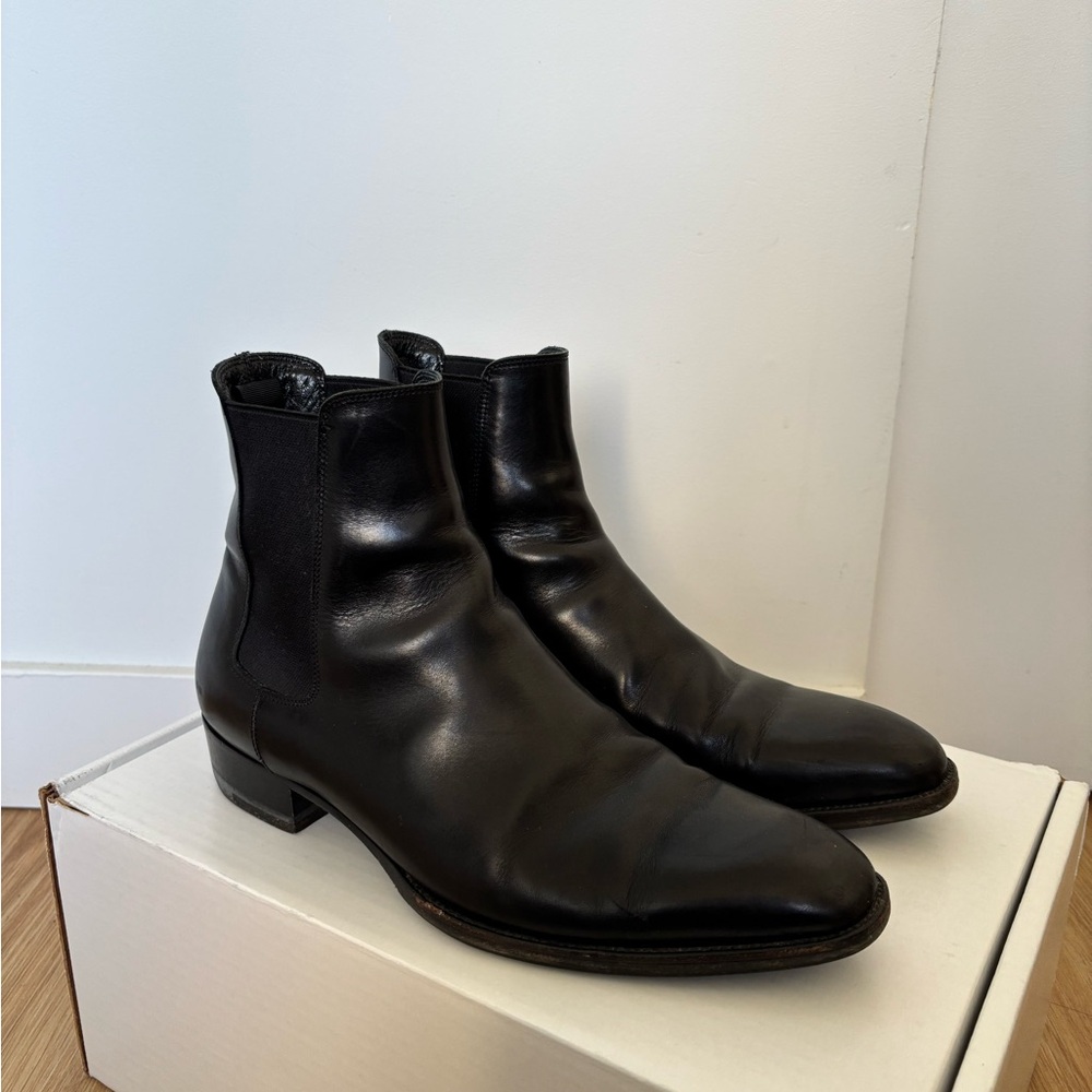 Saint Laurent Paris Wyatt Chelsea Boots in Smooth Leather - Picture 4 of 8